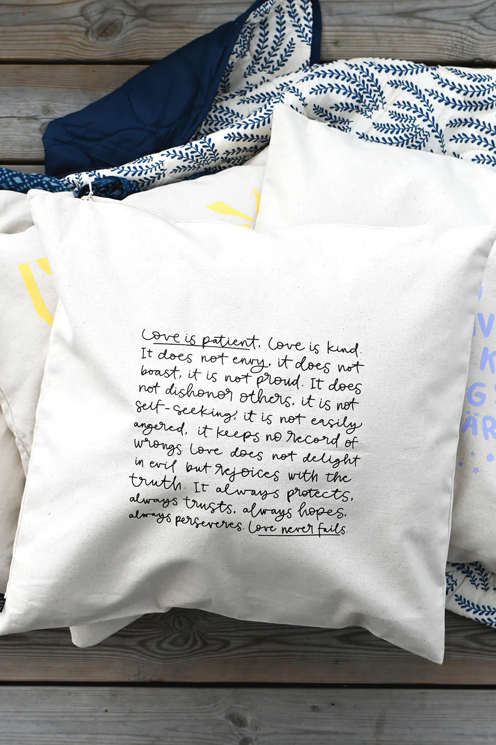 Tyynyliina Love is patient