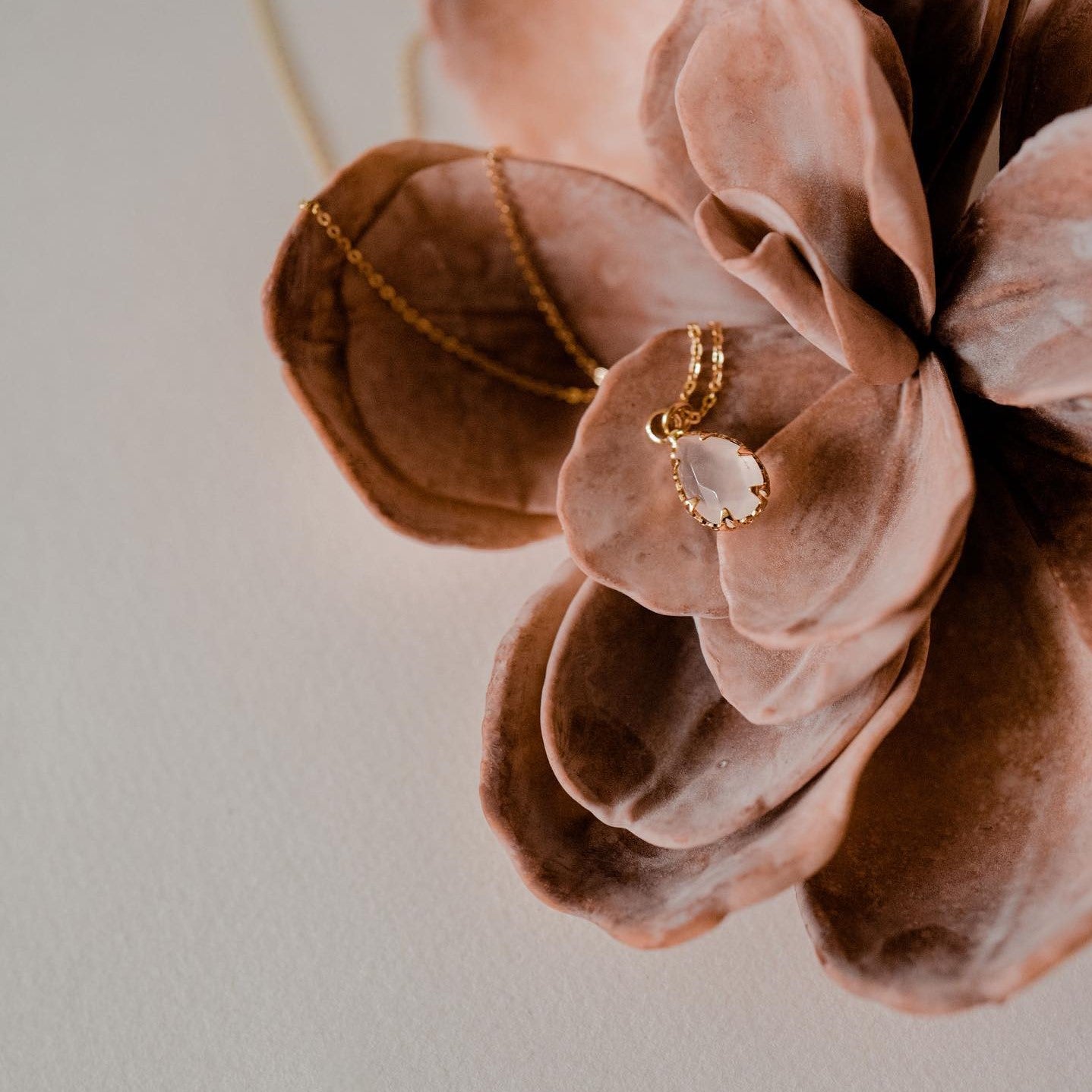 Kristilliset käsintehdyt ja uniikit korut. Nainen Kaivolla verkkokauppa. Tuotteita joilla on kestävää arvoa