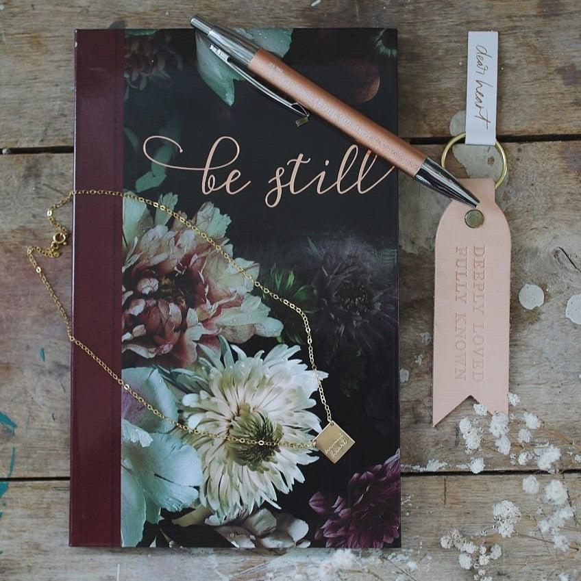 Kristillisiä lahjatavaroita. Kristillinen verkkokauppa Nainen Kaivolla. Lahjatavaroita, muistiinpanovälineita, kosmetiikkaa ja koruja. Tuotteita joilla on kestävää arvoa.